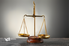 Auf dem Bild ist eine klassische Waage als symbol für Gerechtigkeit zu sehen.